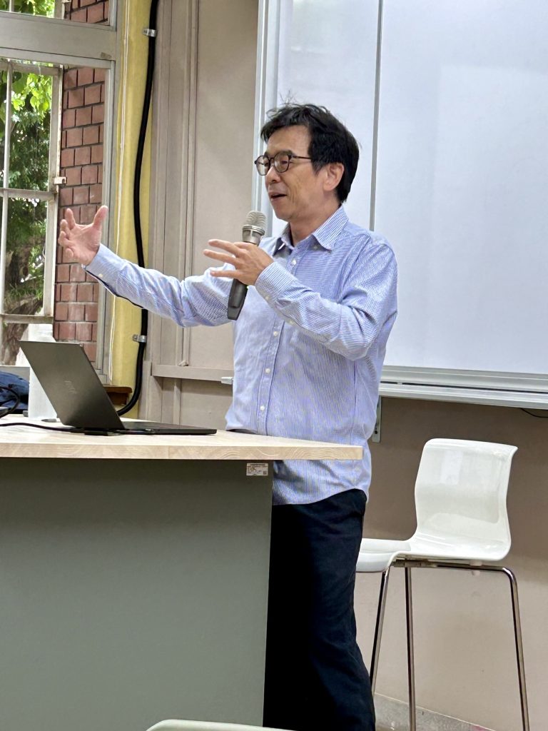 謝舒凱教授於講座中以跨領域視角解析語言學與 AI 技術的發展。