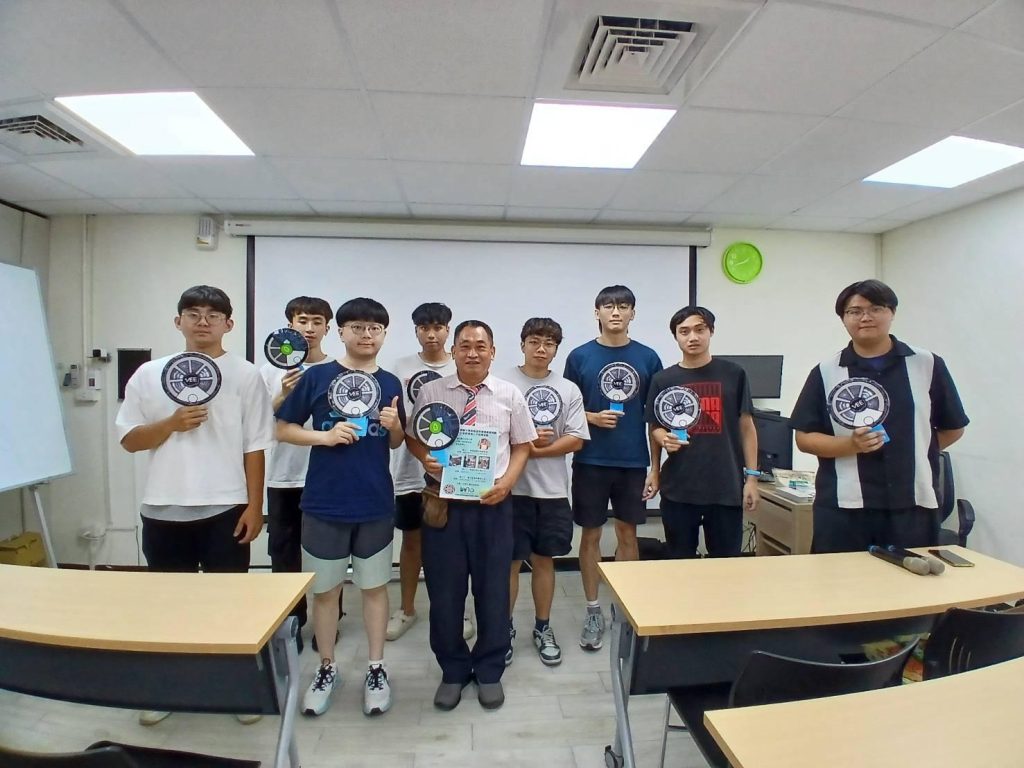 課程進行實景:彭老師與學生的教學互動合照