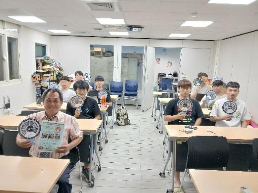 課程進行實景：彭老師與學生的教學互動合照