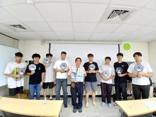 課程進行實景：彭老師與學生的教學互動合照