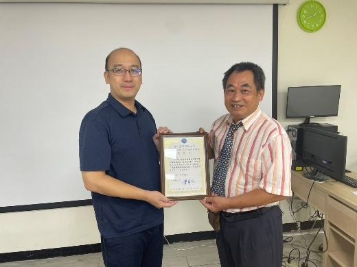 感謝狀頒發：由劉華棟老師親自致贈