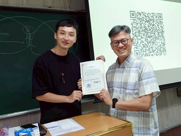 頒發感謝狀予王慕羽執行長