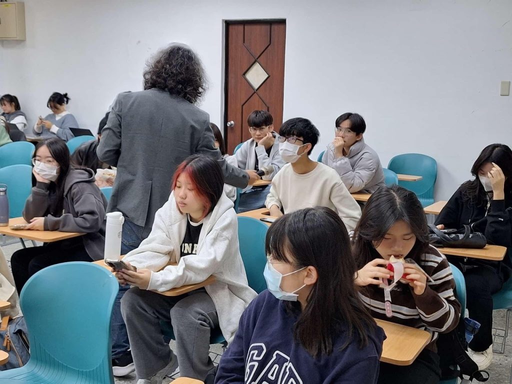 講師與同學互動討論未來志向