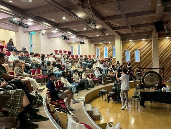 介紹史托克豪森《Mikrophonie I》