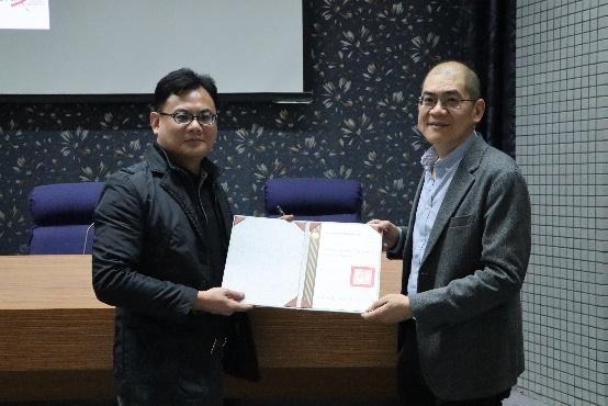 邱南福所長(左)頒發感謝狀及講座教授聘書給石為穿教授(右)。