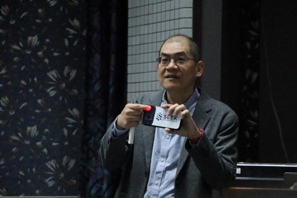 石為穿教授講解紅光穿透力高的原理。