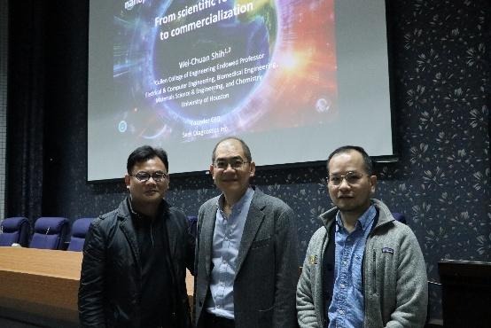 石為穿教授(中)與邱南福所長(左)和呂杰翰助理教授(右)合影。