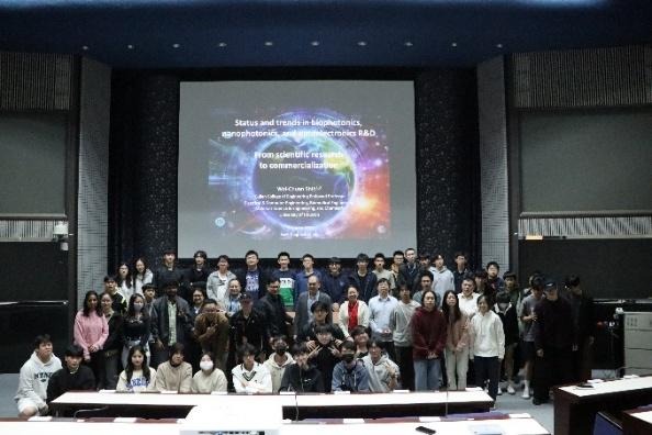 與會全體師生合影留念