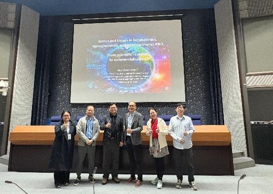 石為穿教授(右3),生科系賴韻如副教授(右2),光電所梁伯維助理教授(右1)與光電所邱南福所長(左3),光電所呂杰翰助理教授(左2) 和光電所張菁文助理教授(左1)合影。