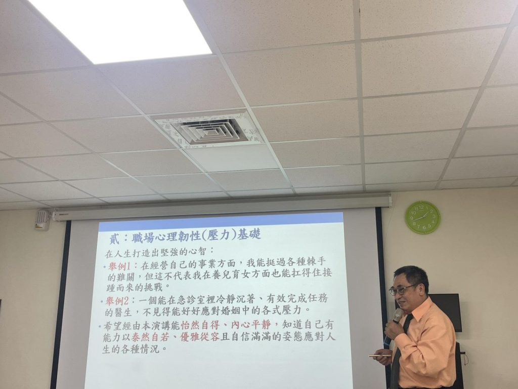 課程進行實景：彭老師與學生的教學互動合照