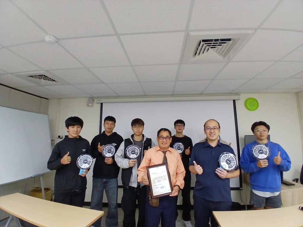 課程進行實景：彭老師與學生的教學互動合照