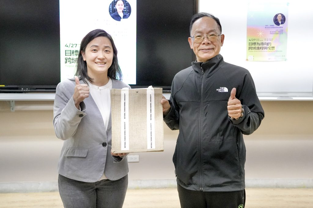 謝佩璇（左）回母校分享，和副教務長方偉達（右）合影。